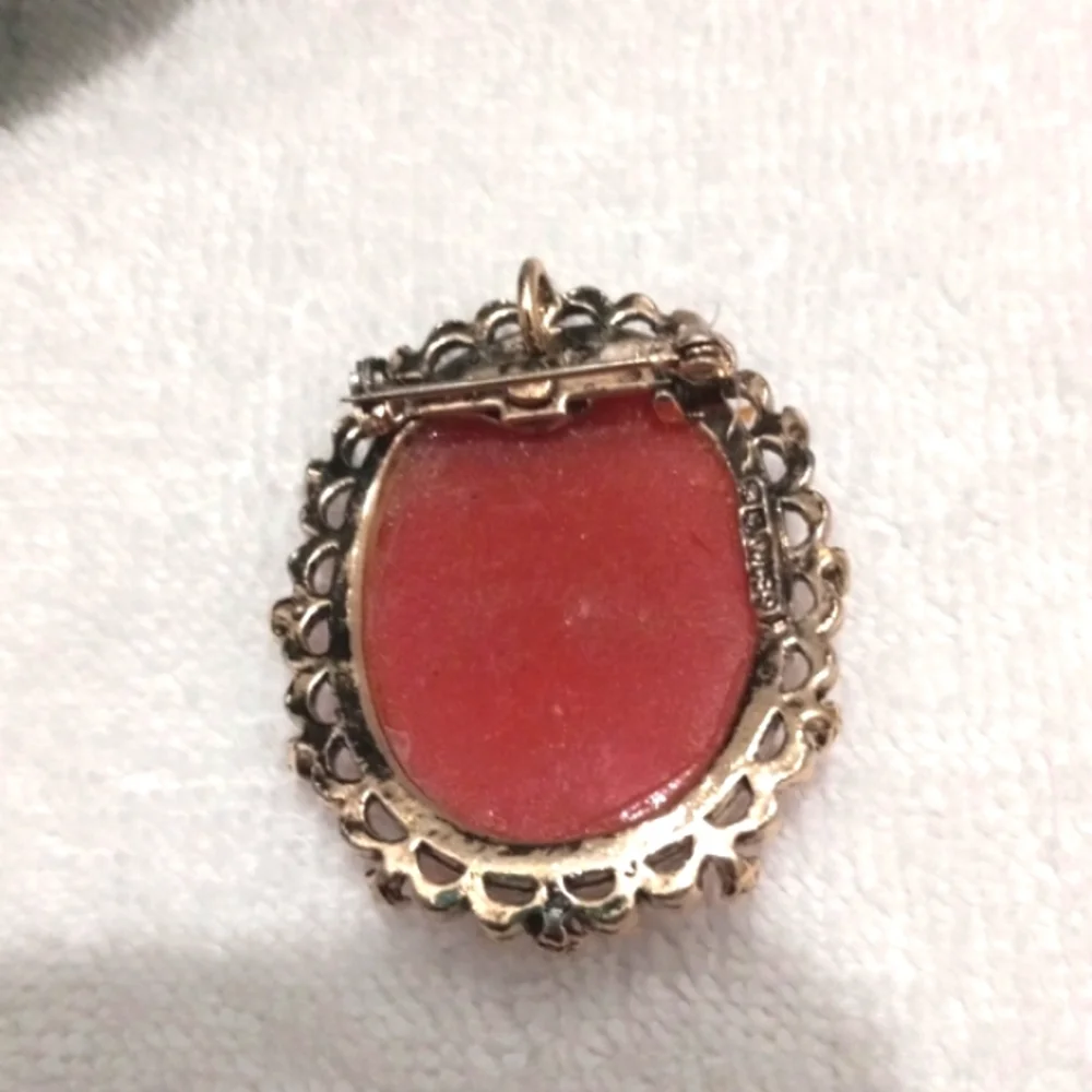 Vintage Lg Victorian Lady Cameo Brooch/Pendant Signed Jerry